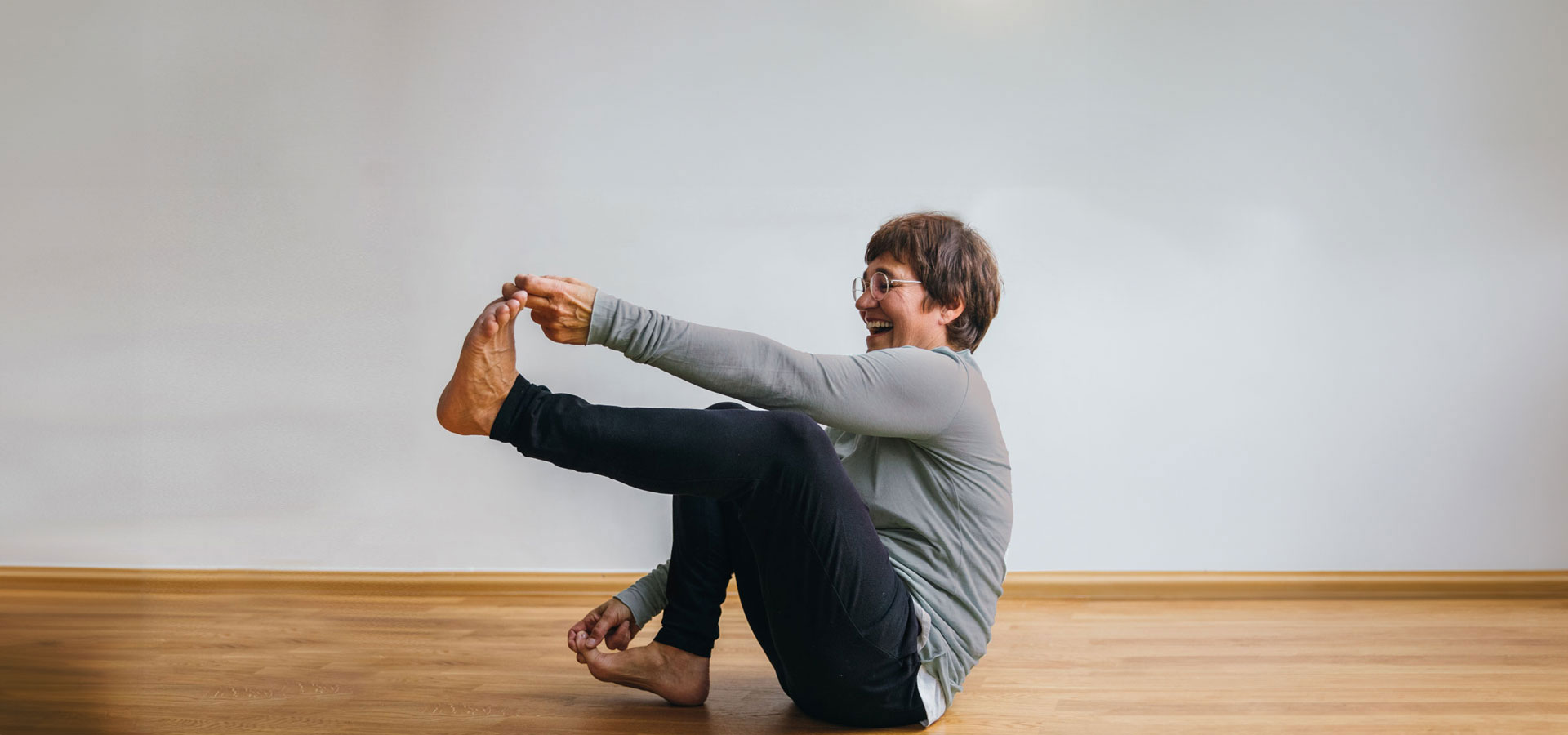 Ulrike Duttenhofer auf dem Boden bei einer Feldenkrais Übung